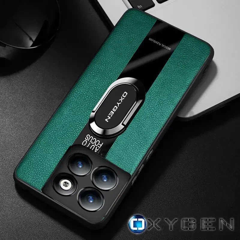 Etui na telefon w kolorze zielonym z czarnym paskiem i napisem \'OXYGEN\' oraz \'AUTO FOCUS\'. Widoczne są trzy obiektywy aparatu i logo \'OXYGEN\' na dole obrazu.