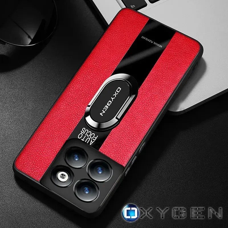 Etui na telefon w kolorze czerwonym z czarnym paskiem i napisem \'OXYGEN\' oraz \'AUTO FOCUS\'. Widoczne są trzy obiektywy aparatu i logo \'OXYGEN\' na dole obrazu.