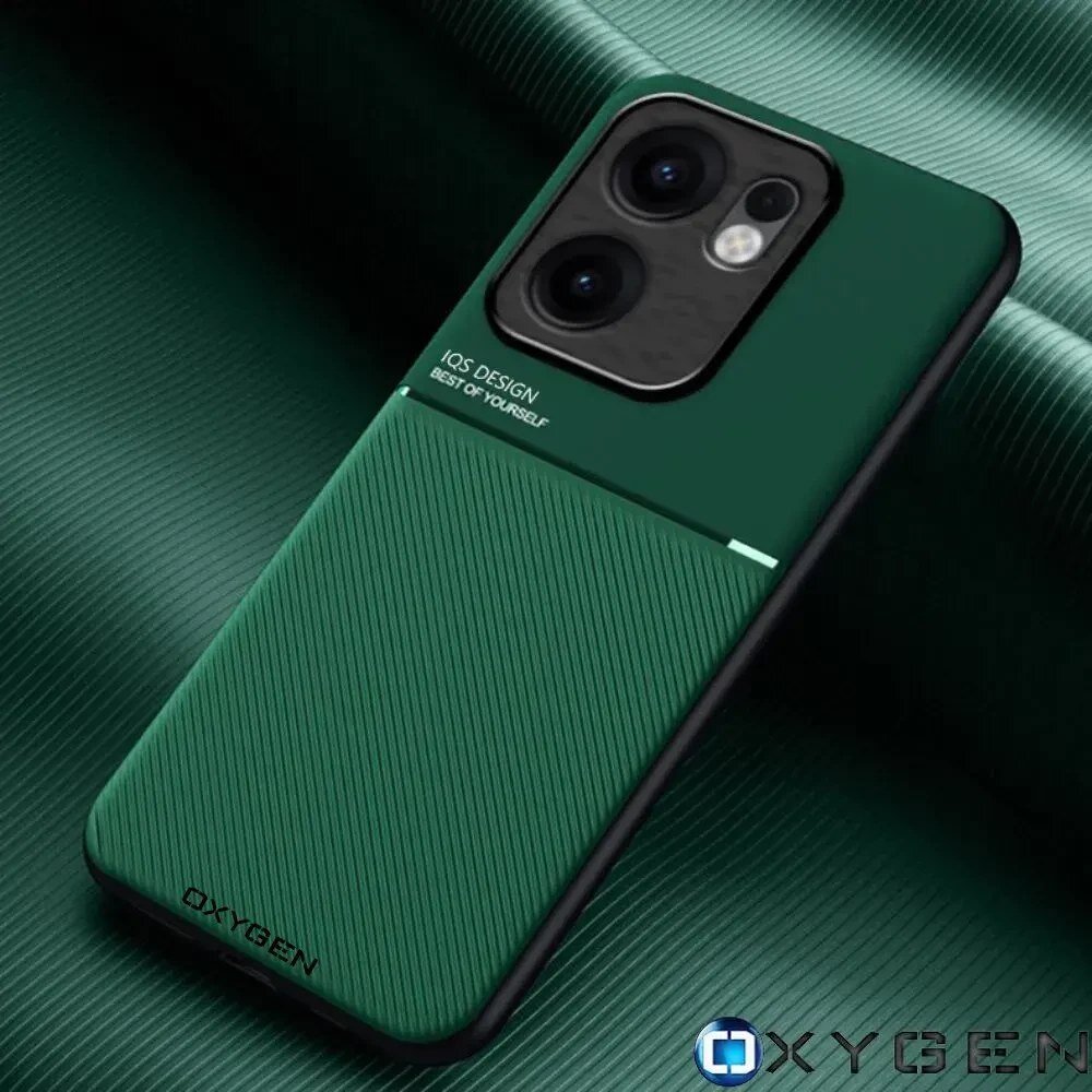 Zielone etui na telefon z teksturą, z wycięciem na aparat i napisem \'IQS DESIGN BEST OF YOURSELF\'. Na dole widoczny jest napis \'OXYGEN\'.
