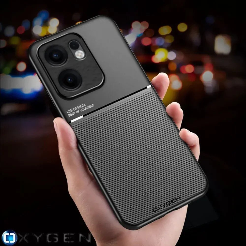 Osoba trzyma czarne etui na telefon z widocznymi dwoma dużymi obiektywami aparatu. Na etui znajduje się napis \'IQS DESIGN BEST OF YOURSELF\' oraz logo \'OXYGEN\'.