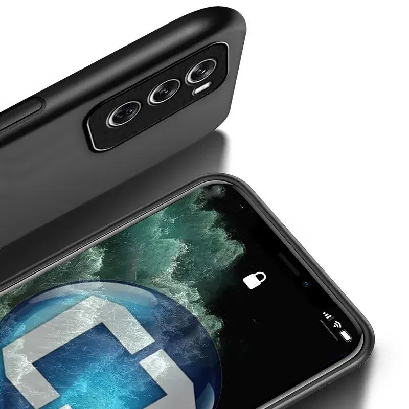 Obraz przedstawia czarne etui na telefon z trzema otworami na aparaty fotograficzne. Na ekranie telefonu widoczna jest ikona kłódki oraz symbol sieci Wi-Fi.