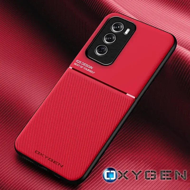 Czerwone etui na telefon z trzema wycięciami na aparaty, z napisem \'IQS DESIGN BEST OF YOURSELF\' oraz logo \'OXYGEN\' na dole. Tło jest w podobnym odcieniu czerwieni z teksturą w paski.