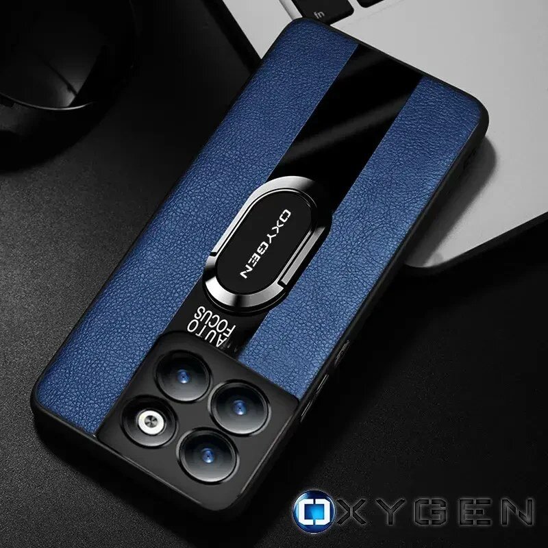 Etui na telefon w kolorze niebieskim z czarnym paskiem i napisem \'OXYGEN\' oraz \'AUTO FOCUS\'. Widoczne są trzy obiektywy aparatu i logo OXYGEN w prawym dolnym rogu.