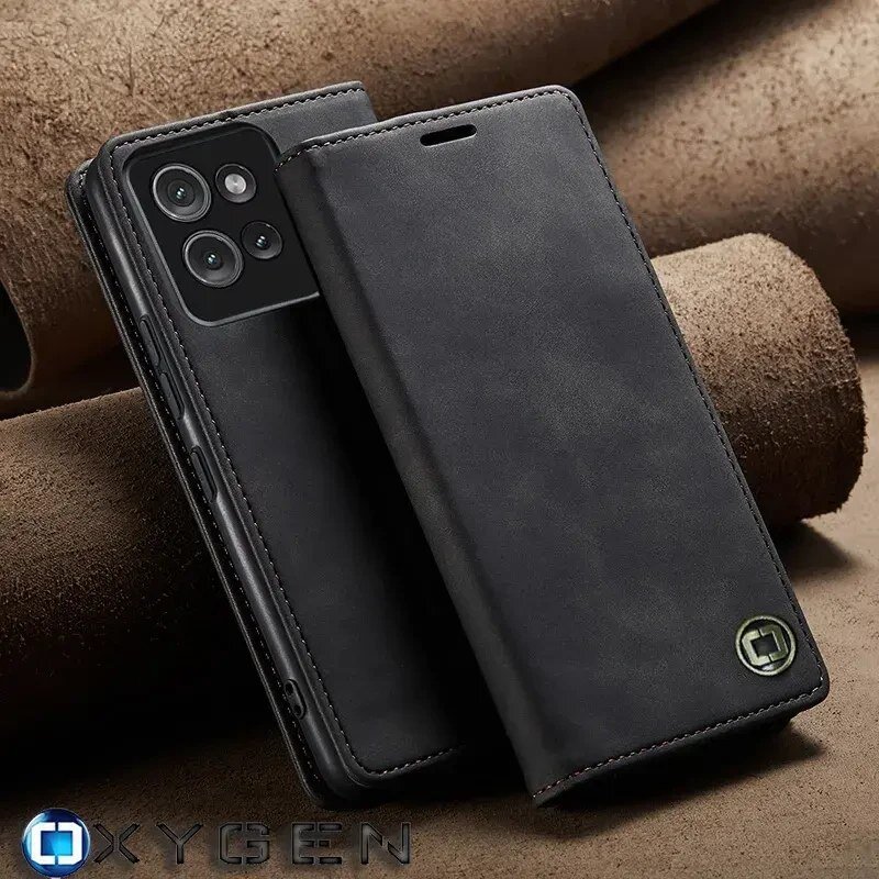 Na zdjęciu widoczne jest czarne etui na telefon z klapką, z trzema wycięciami na aparaty. W dolnym rogu znajduje się logo OXYGEN.