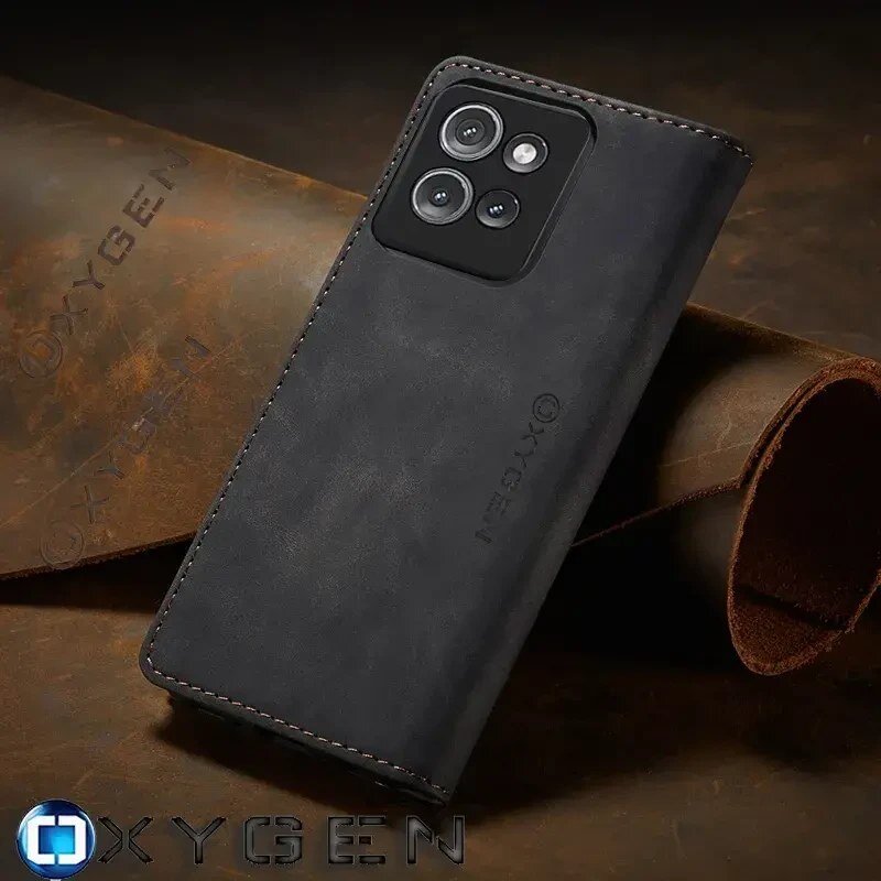 Czarne etui na telefon z trzema wycięciami na aparaty, wykonane z materiału przypominającego skórę, z wytłoczonym napisem \'OXYGEN\'. W tle widoczne jest logo \'OXYGEN\' na brązowym tle.