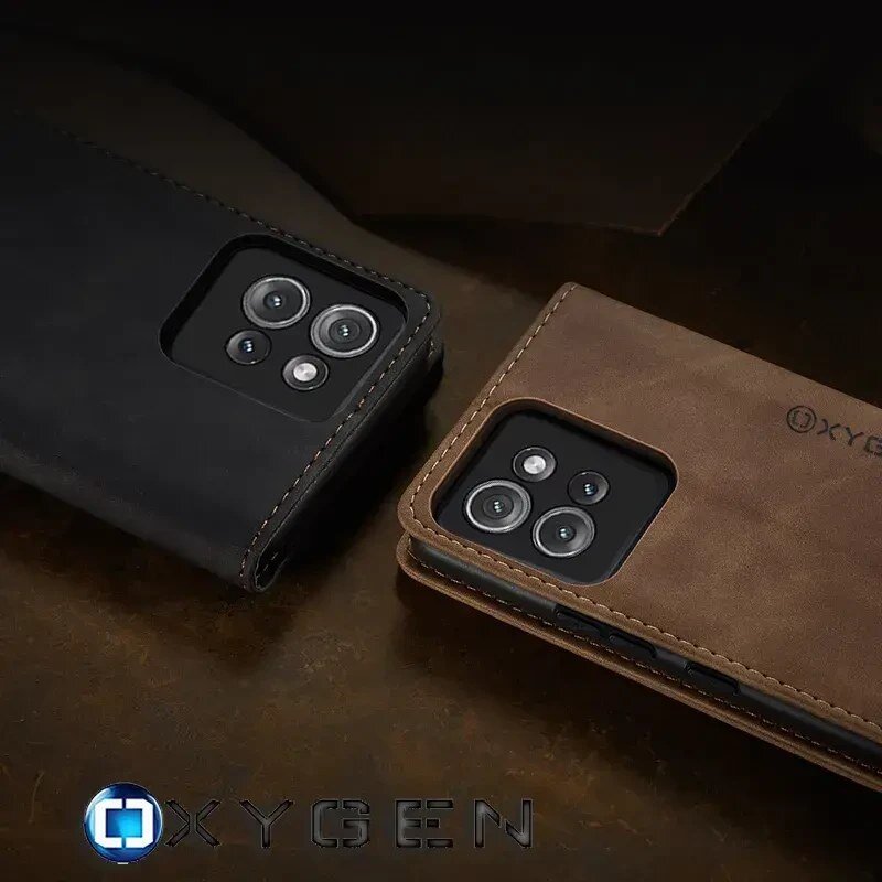 Na obrazie widoczne są dwa etui na telefon w kolorach czarnym i brązowym, z wycięciami na aparaty fotograficzne. Na brązowym etui znajduje się napis \'OXYGEN\'.
