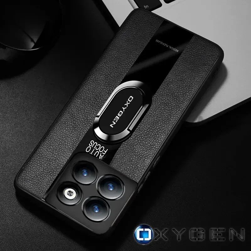Czarne etui na telefon z teksturą, posiadające trzy okrągłe otwory na aparaty oraz napis \'AUTO FOCUS\' i \'OXYGEN\'. Widoczne jest logo \'OXYGEN\' w dolnej części obrazu.