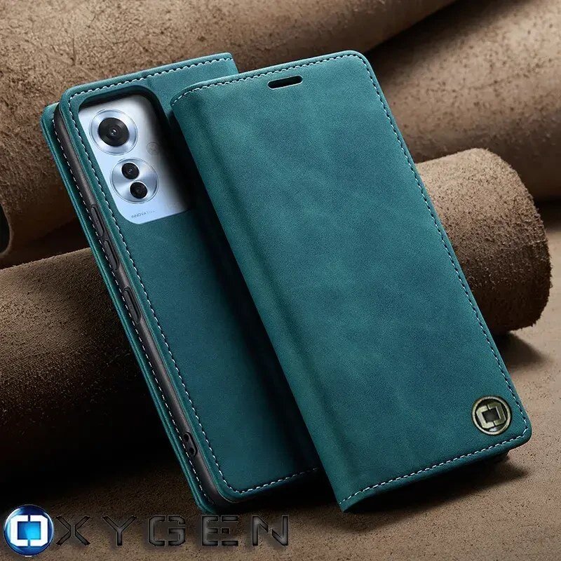 Na zdjęciu widoczne jest zielone etui na telefon z klapką, obok którego znajduje się telefon z trzema obiektywami aparatu. W dolnym rogu widoczne jest logo OXYGEN.