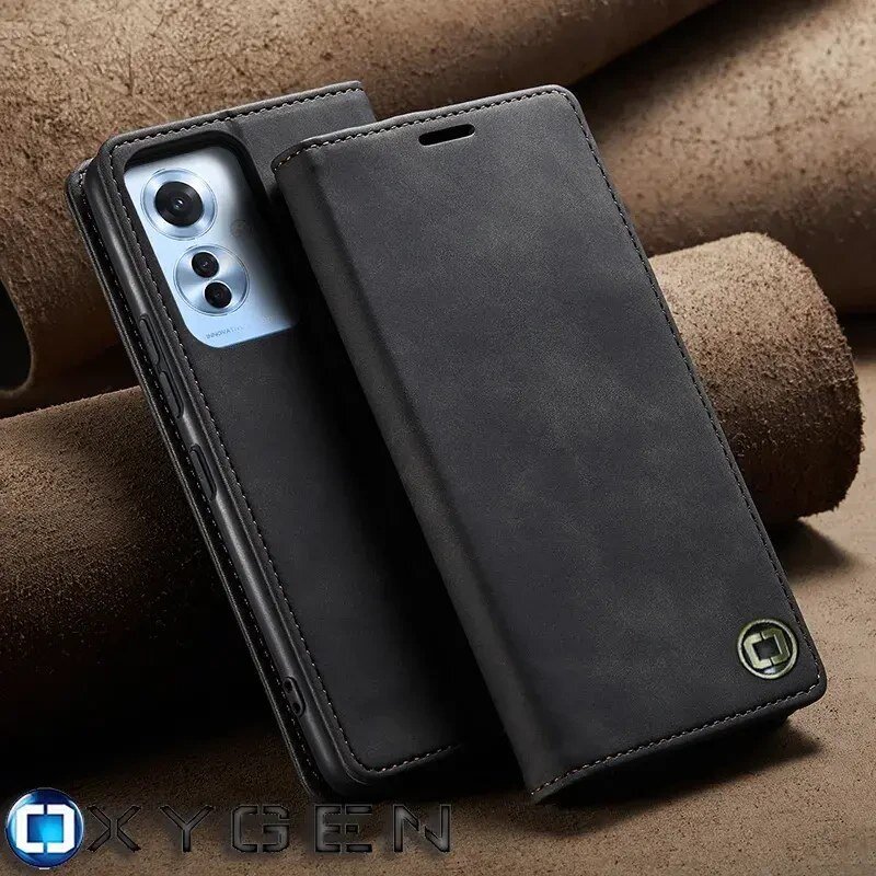 Czarne etui na telefon z klapką, z widocznym logo OXYGEN w dolnym rogu. Obok etui znajduje się telefon z trzema obiektywami aparatu.