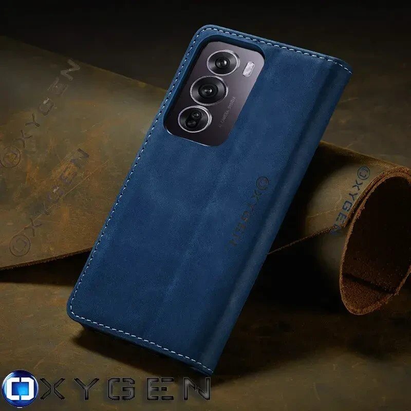 Na zdjęciu widoczne jest niebieskie etui na telefon z trzema otworami na aparaty. Na etui oraz w tle widoczny jest napis \'OXYGEN\'.