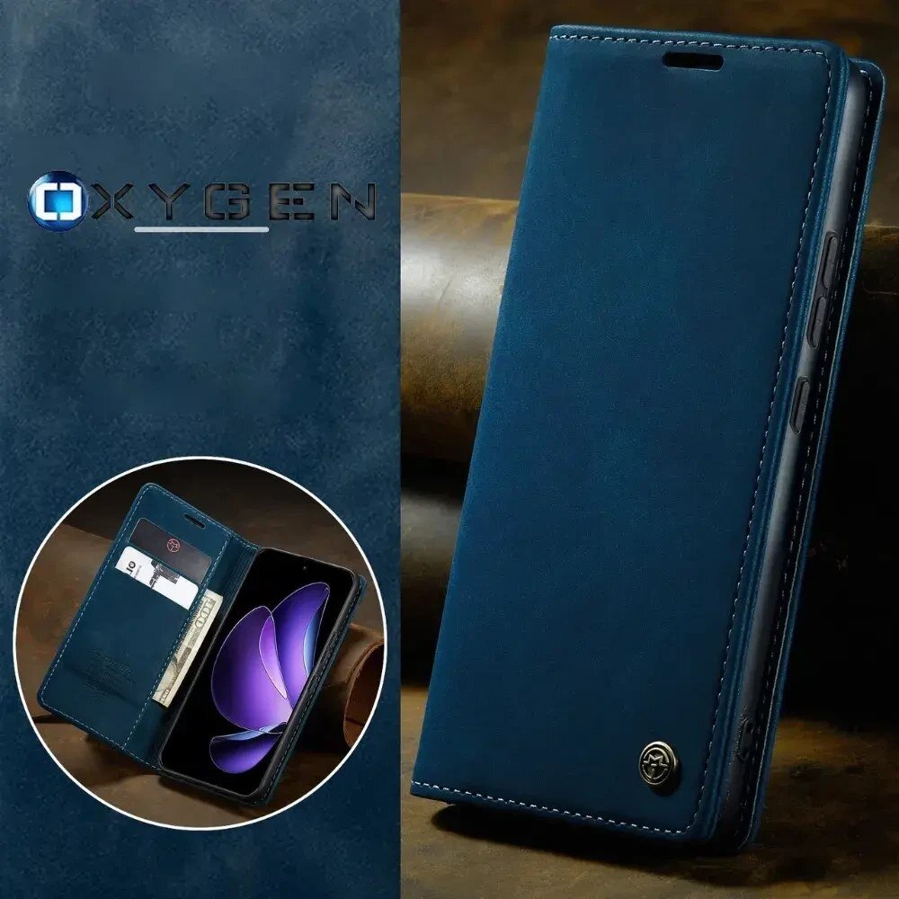 Na obrazie widoczne jest niebieskie etui na telefon z logo OXYGEN, które ma kieszonki na karty i banknoty. Obok znajduje się zamknięte etui z widocznymi przyciskami telefonu.