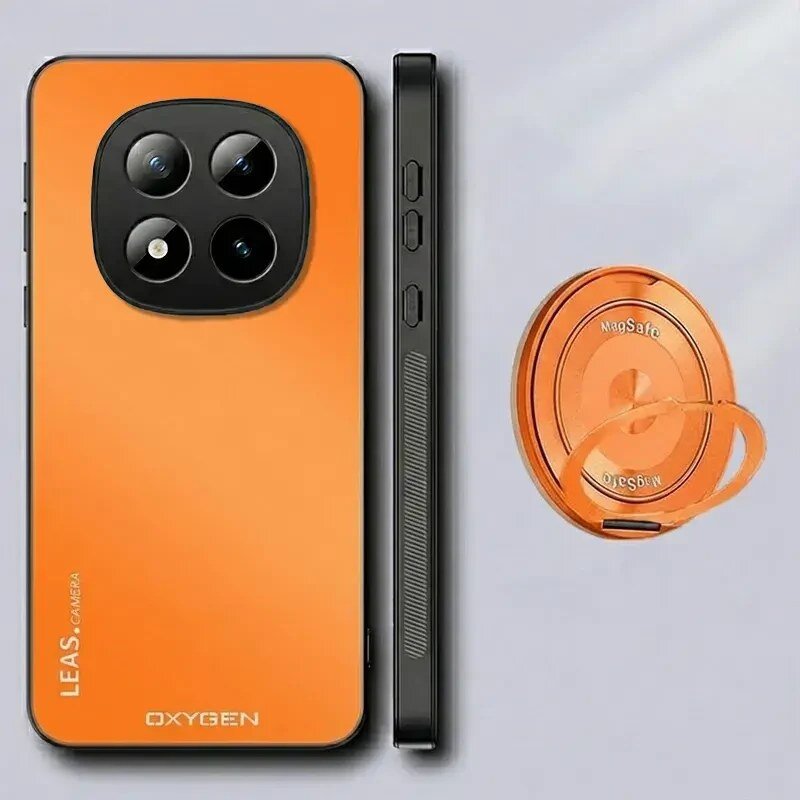 Na obrazie widoczne jest pomarańczowe etui na telefon z czarnym modułem aparatu z czterema obiektywami, oznaczone napisami \'LEAS CAMERA\' i \'OXYGEN\'. Obok znajduje się pomarańczowy uchwyt z napisem \'MagSafe\'.