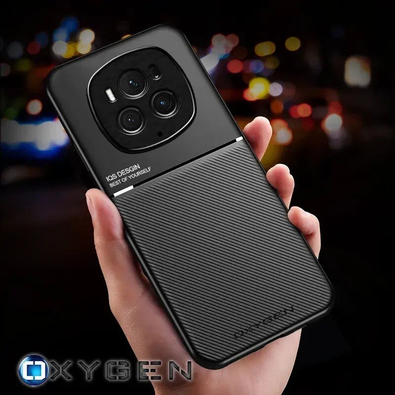 Osoba trzyma czarne etui na telefon z widocznymi trzema obiektywami aparatu i napisem \'IQS DESIGN BEST OF YOURSELF\'. W lewym dolnym rogu znajduje się logo \'OXYGEN\'.