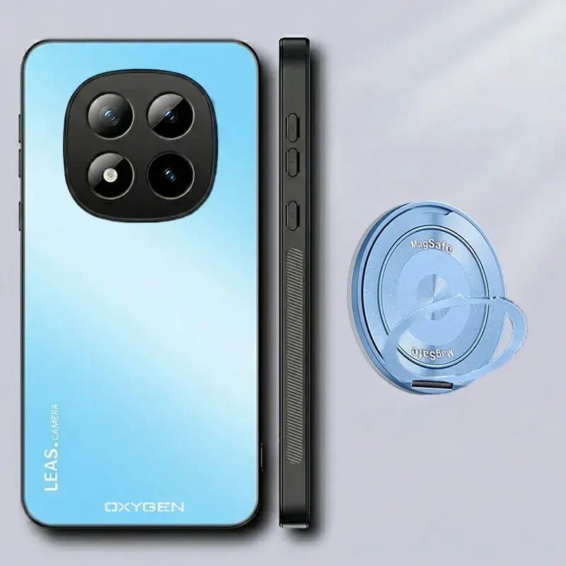 Na obrazie widoczne jest niebieskie etui na telefon z dużym modułem aparatu z czterema obiektywami oraz napisami \'LEaS CAMERA\' i \'OXYGEN\'. Obok znajduje się niebieski uchwyt z napisem \'MagSafe\'.