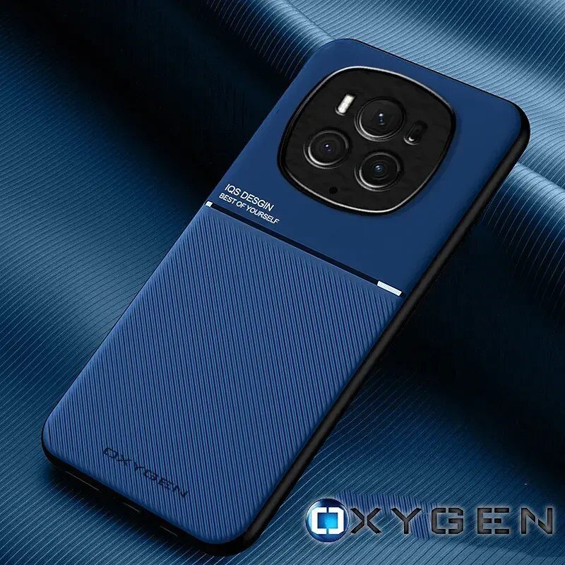 Na obrazie widoczne jest niebieskie etui na telefon z napisem \'IQS DESIGN BEST OF YOURSELF\' oraz logo \'OXYGEN\'. Etui ma teksturowaną powierzchnię i wycięcie na aparat z trzema obiektywami.
