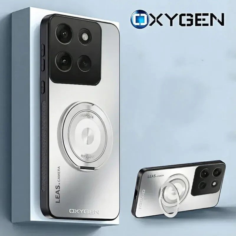 Obraz przedstawia srebrne etui na telefon z trzema dużymi otworami na aparat oraz okrągłym uchwytem oznaczonym jako \'MagSafe\'. Na etui widoczne są napisy: \'LEAS CAMERA\' i \'OXYGEN\'.