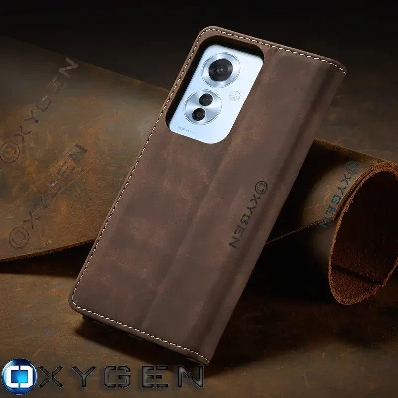 Brązowe etui na telefon z logo \'OXYGEN\', z widocznymi wycięciami na aparat. W tle znajduje się materiał o podobnej fakturze z napisem \'OXYGEN\'.