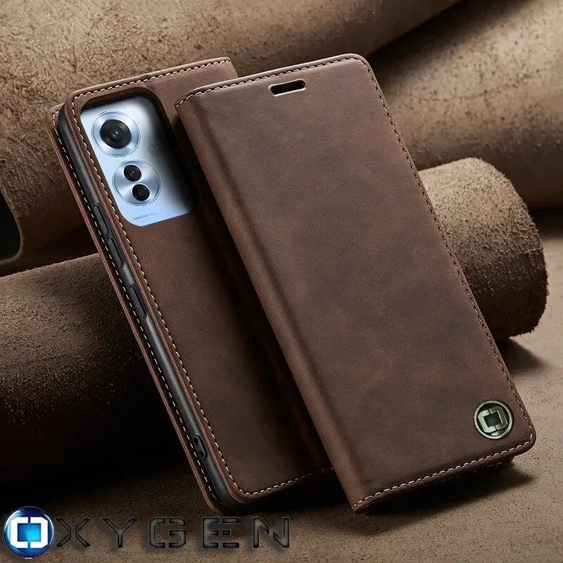 Brązowe etui na telefon z klapką, wykonane z materiału imitującego skórę, z widocznym logo OXYGEN. W tle znajdują się cylindryczne elementy o podobnej kolorystyce.