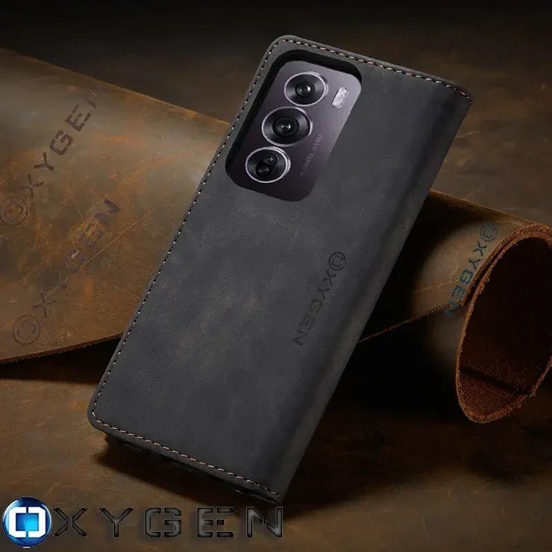Na zdjęciu widoczne jest czarne etui na telefon z trzema wycięciami na aparaty, leżące na tle z logo OXYGEN. Etui ma teksturę przypominającą skórę i widoczne przeszycia na krawędziach.