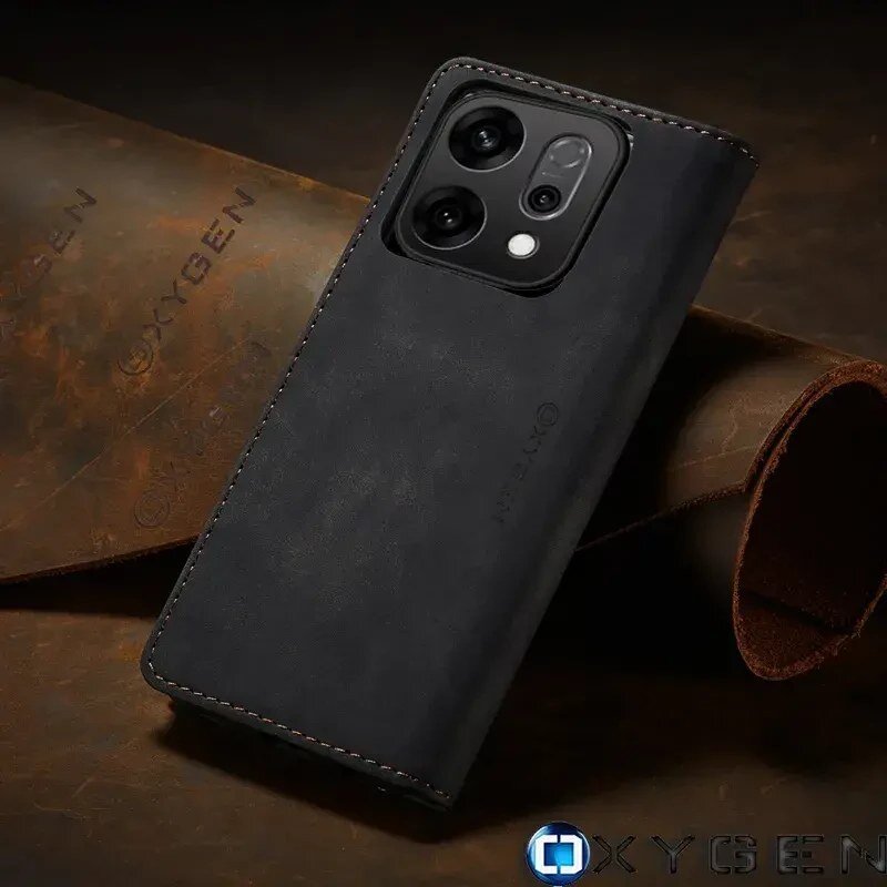 Czarne etui na telefon z trzema widocznymi obiektywami aparatu, leży na brązowym tle. Na etui i tle widoczne jest logo \'OXYGEN\'.