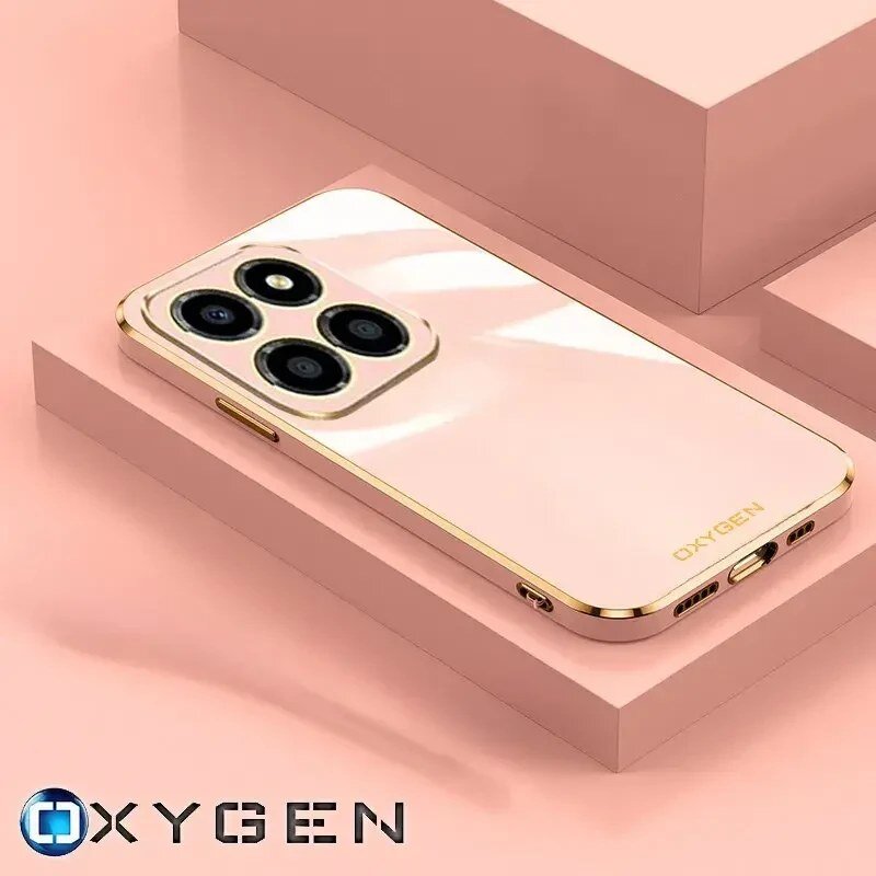 Obraz przedstawia różowe etui na telefon z czterema okrągłymi wycięciami na aparaty, ozdobione złotymi elementami. Na etui widoczny jest napis \'OXYGEN\'.