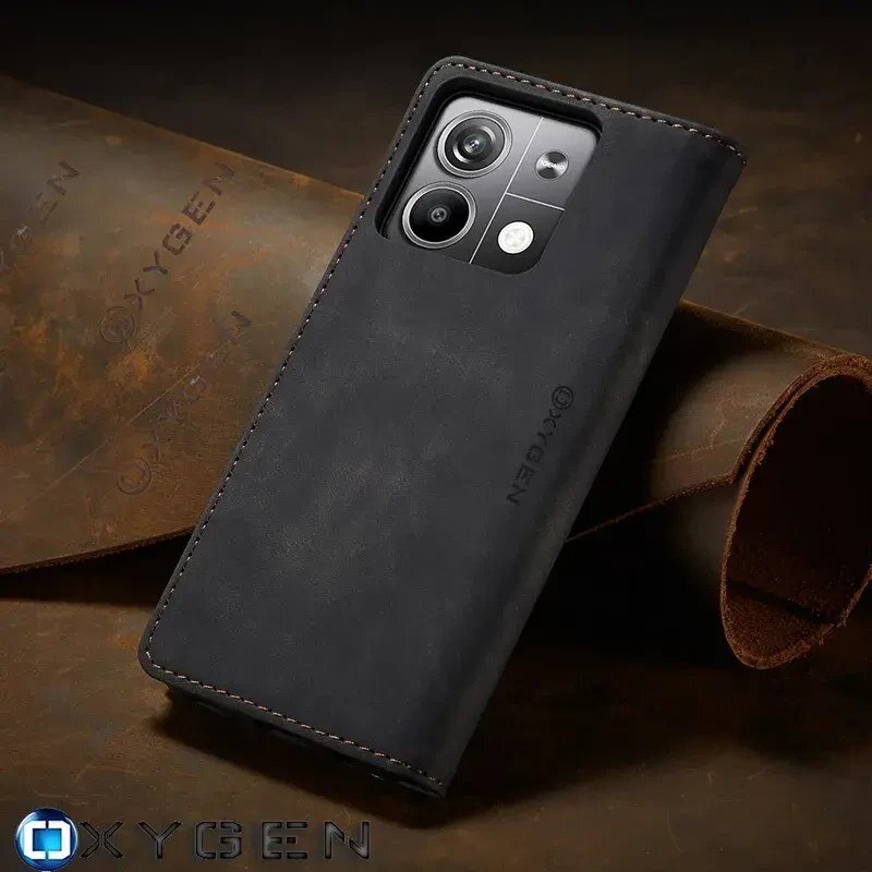 Na zdjęciu widoczne jest czarne etui na telefon z napisem \'OXYGEN\', leżące na brązowej powierzchni. W tle znajduje się materiał z wytłoczonym napisem \'OXYGEN\'.