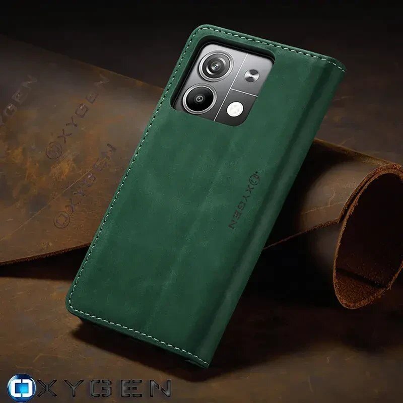 Zielone etui na telefon z napisem \'OXYGEN\', z widocznymi wycięciami na aparat. W tle znajduje się brązowy materiał z wytłoczonym napisem \'OXYGEN\'.