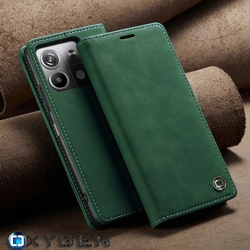 Zielone etui na telefon z klapką, z widocznymi wycięciami na aparat i przyciski. Na dole widoczne jest logo OXYGEN.