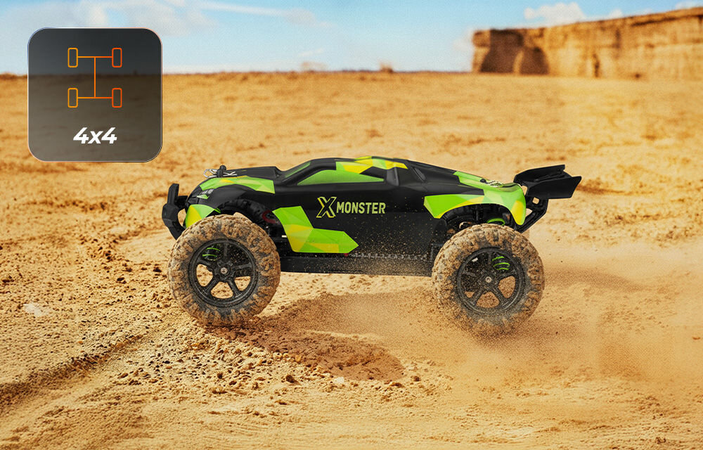 Samochód zdalnie sterowany OVERMAX X-Monster 3.0 Czarno-zielony samochód RC typu monster truck jadący po piaszczystym terenie, wzbijający piasek. W lewym górnym rogu ikona schematu napędu 4x4.