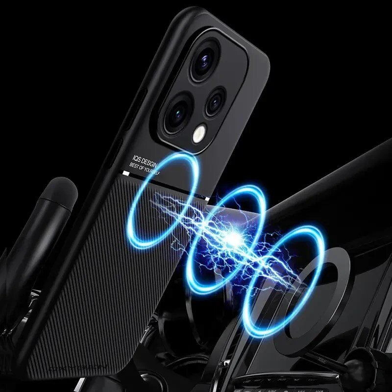 Czarne etui na telefon z trzema wycięciami na aparaty i napisem \'IQS DESIGN BEST OF YOUR LIFE\'. W tle widoczne są niebieskie efekty świetlne przypominające błyskawice.