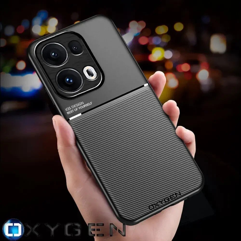 Osoba trzyma czarne etui na telefon z widocznymi trzema obiektywami aparatu i napisem \'IQS DESIGN BEST OF YOURSELF\'. W dolnej części obrazu znajduje się logo \'OXYGEN\'.