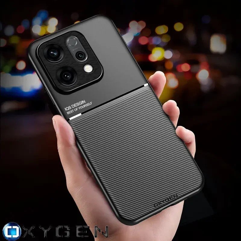 Osoba trzyma czarne etui na telefon z tekstem \'IQS DESIGN BEST OF YOURSELF\' oraz logo \'OXYGEN\' na dole. W tle widoczne są rozmyte światła miasta.
