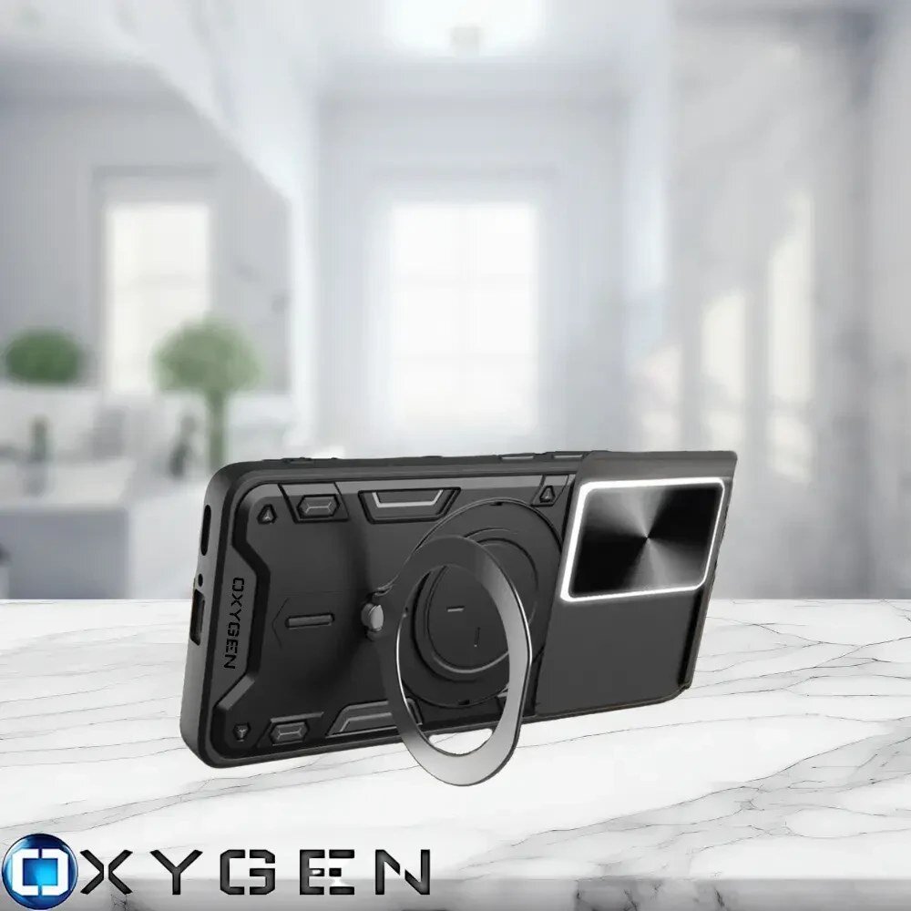 Czarne etui na telefon z metalowym pierścieniem, widoczne na tle jasnego wnętrza. Na etui znajduje się napis \'OXYGEN\'.