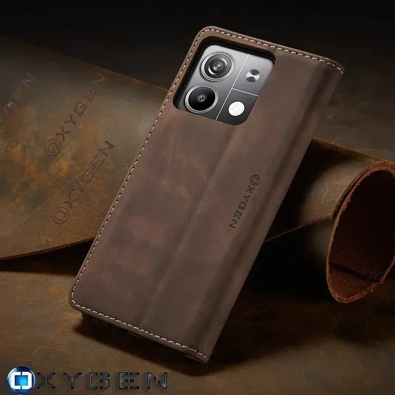Brązowe etui na telefon z widocznym logo \'OXYGEN\', wykonane z materiału imitującego skórę, z wycięciem na aparat. W tle znajduje się podobny materiał z nadrukiem \'OXYGEN\'.