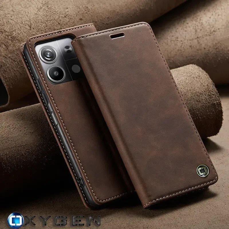 Brązowe etui na telefon z klapką, z widocznymi wycięciami na aparat i przyciski. Na dole widoczne jest logo OXYGEN.