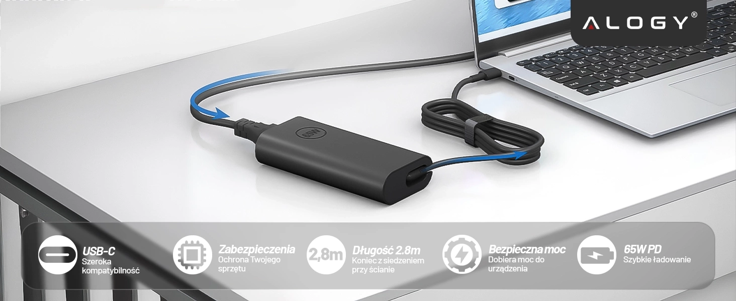 Na obrazie widoczna jest czarna ładowarka USB-C podłączona do laptopa na biurku. W dolnej części obrazu znajdują się ikony z tekstem: \'USB-C Szeroka kompatybilność\', \'Zabezpieczenia Ochrona Twojego sprzętu\', \'Długość 2.8m Koniec z siedzeniem przy ścianie\', \'Bezpieczna moc Dobiera moc do urządzenia\', \'65W PD Szybkie ładowanie\'.