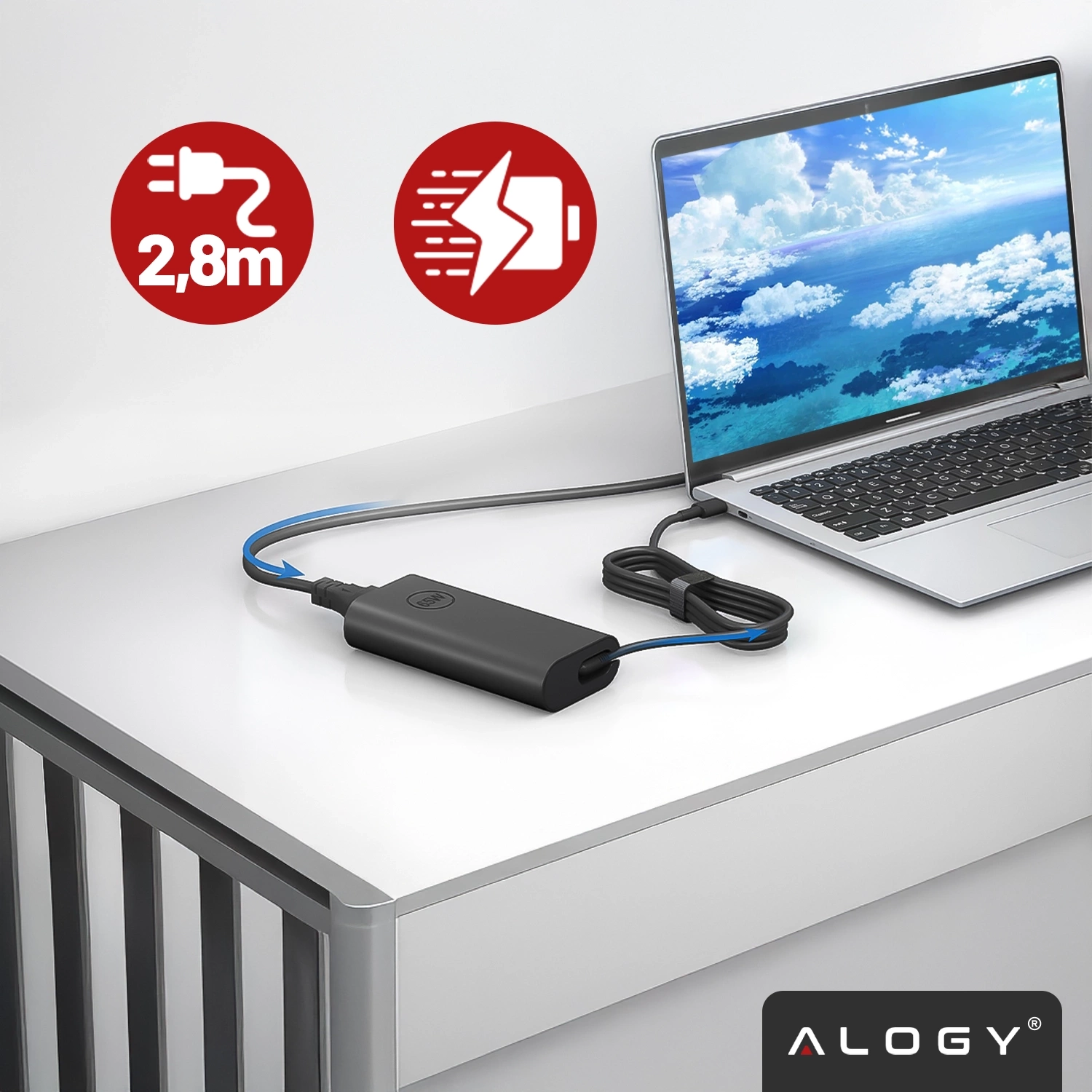 Na biurku znajduje się laptop podłączony do czarnej ładowarki z niebieskim kablem. Obok widoczne są dwa czerwone symbole: wtyczka z napisem \'2,8m\' oraz bateria z błyskawicą, a w prawym dolnym rogu logo \'ALOGY\'.