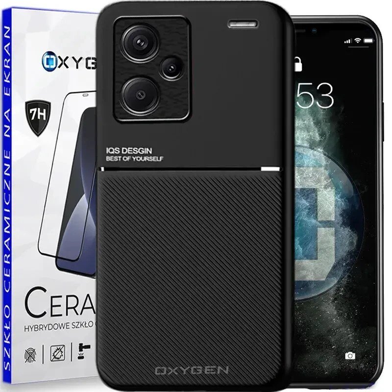 Na obrazie widoczne jest czarne etui na telefon z trzema otworami na aparaty oraz napisami \'IQS DESIGN\' i \'OXYGEN\'. Obok znajduje się opakowanie z napisem \'SZKŁO CERAMICZNE NA EKRAN\' oraz logo OXYGEN.
