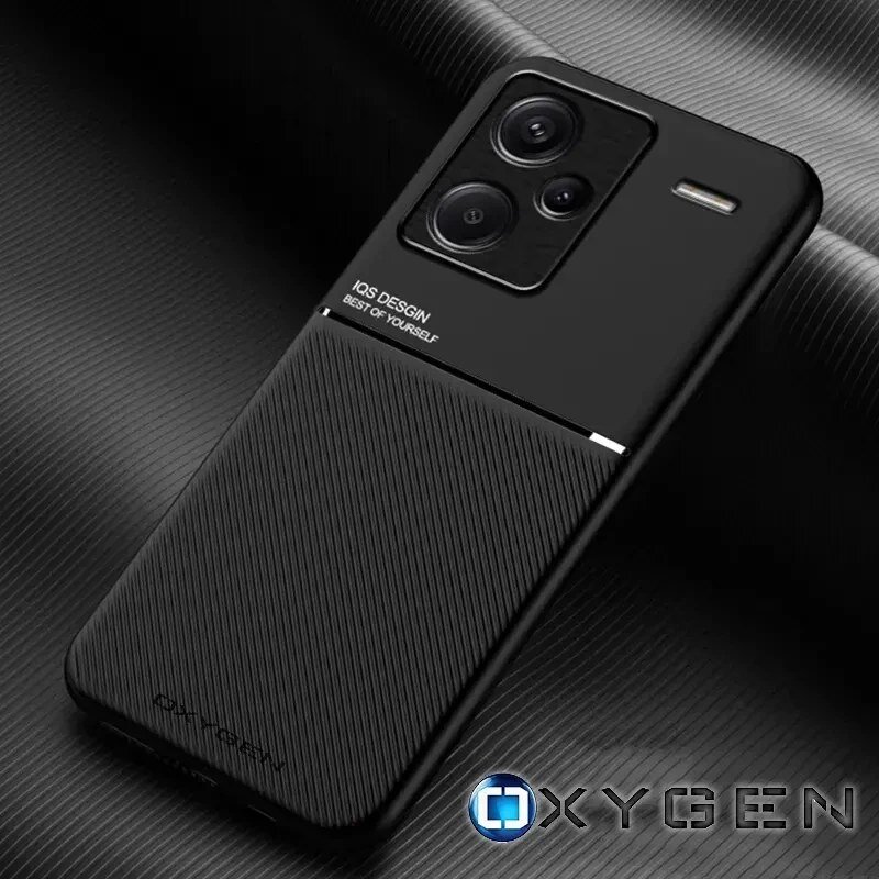 Czarne etui na telefon z trzema otworami na aparaty i tekstem \'IQS DESIGN BEST OF YOURSELF\'. Na dole widoczne jest logo \'OXYGEN\'.