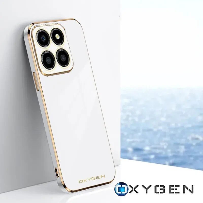 Etui na telefon w kolorze białym z złotymi akcentami, posiada wycięcia na cztery obiektywy aparatu. Na dole etui widoczny jest napis \'OXYGEN\', a w prawym dolnym rogu znajduje się logo \'OXYGEN\'.