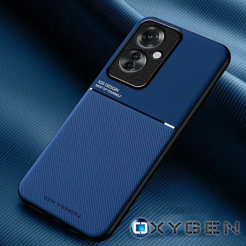 Na obrazie widoczne jest niebieskie etui na telefon z napisem \'IQS DESIGN BEST OF YOURSELF\'. W prawym dolnym rogu znajduje się logo \'OXYGEN\'.