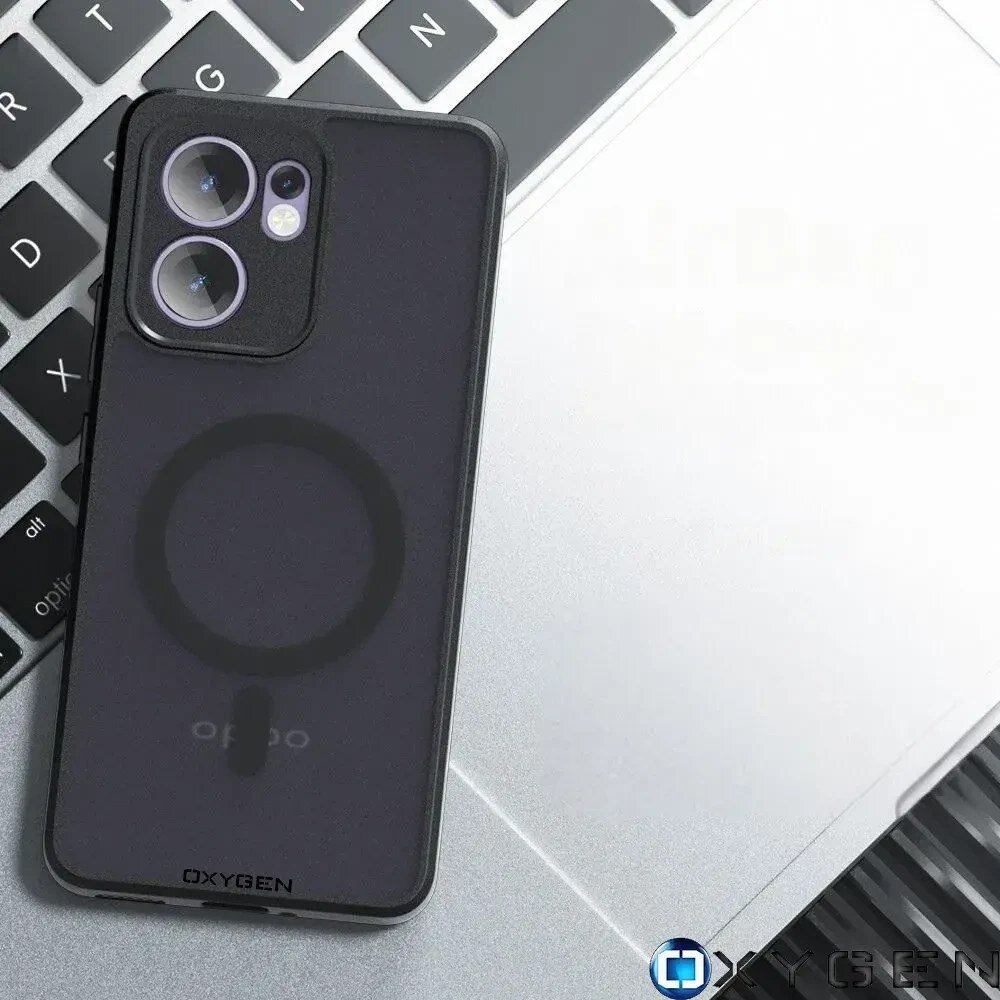 Na obrazie widoczne jest czarne etui na telefon z napisem \'OXYGEN\' oraz logo OPPO, leżące na klawiaturze laptopa. Etui ma wycięcia na dwa obiektywy aparatu i lampę błyskową.