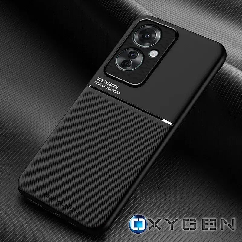 Czarne etui na telefon z teksturą, z widocznymi wycięciami na aparat. Na etui znajduje się napis \'IQS DESIGN BEST OF YOURSELF\' oraz logo \'OXYGEN\'.