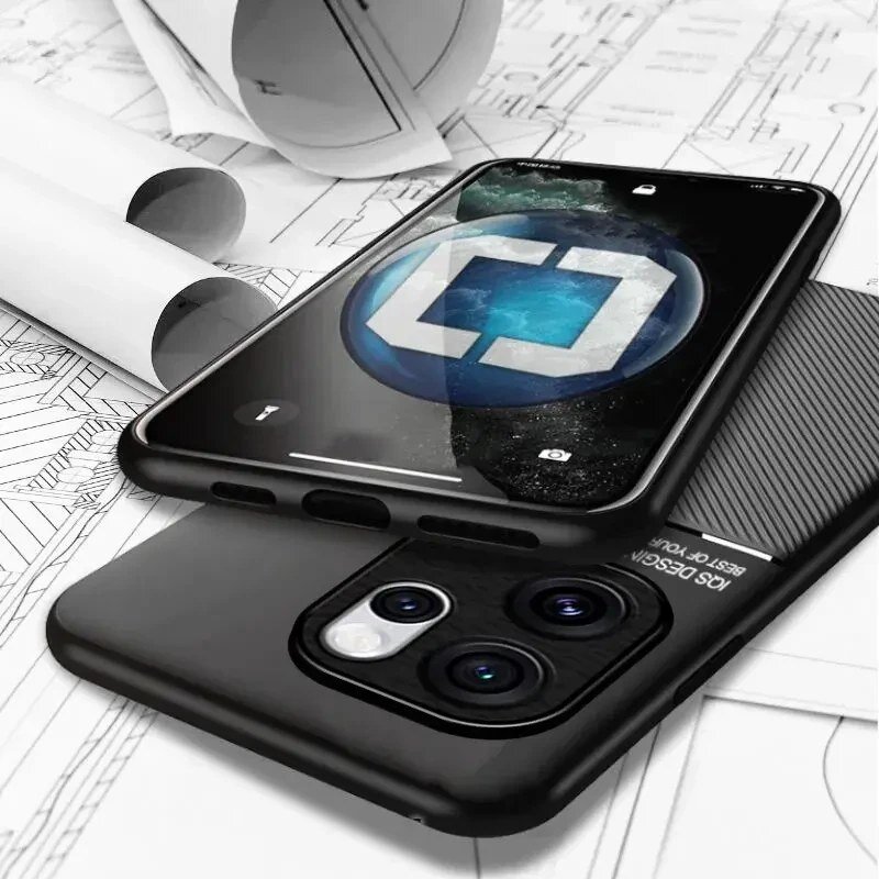 Na obrazie widoczne są dwa smartfony w czarnych etui, leżące na planach architektonicznych. Na ekranie jednego z telefonów wyświetla się niebiesko-białe logo z literą \'C\'.