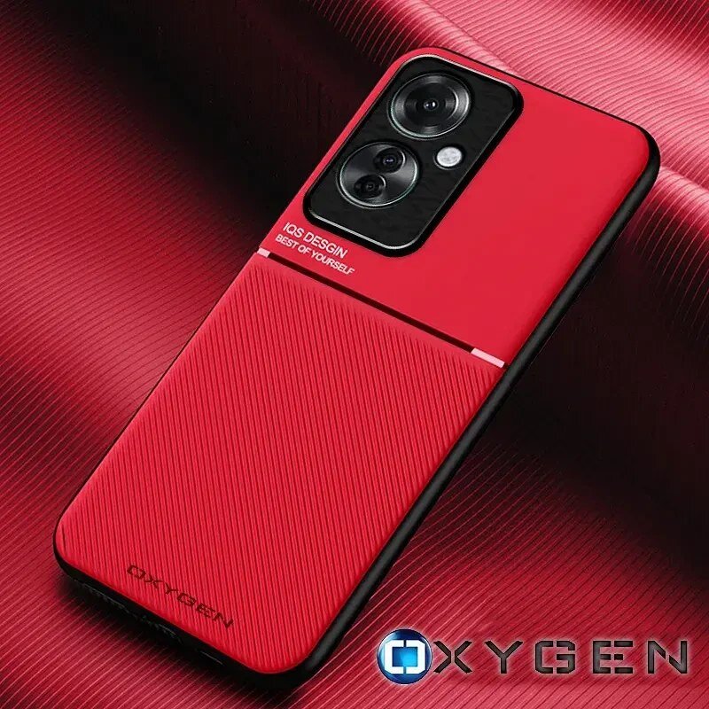 Czerwone etui na telefon z teksturą, z wycięciem na aparat i napisem \'IQS DESIGN BEST OF YOURSELF\'. Na dole widoczny jest napis \'OXYGEN\'.