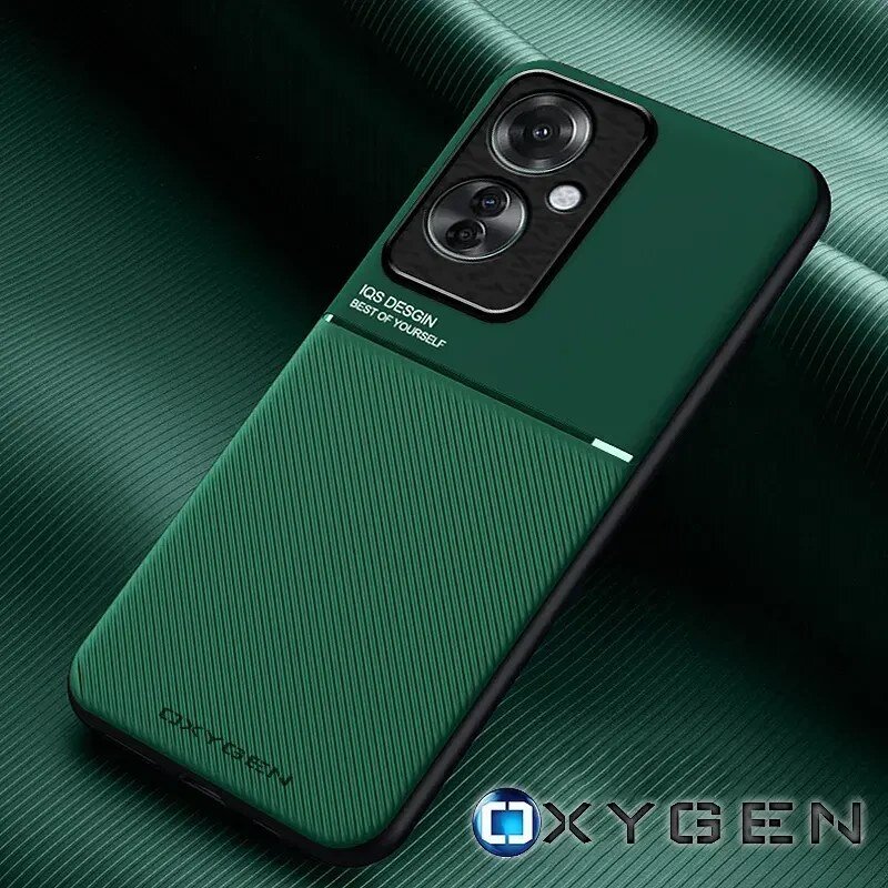 Zielone etui na telefon z teksturą, z wycięciem na aparat i napisem \'IQS DESIGN BEST OF YOURSELF\'. Na dole widoczne jest logo \'OXYGEN\'.