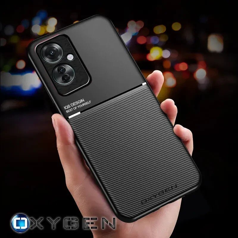 Osoba trzyma czarne etui na telefon z tekstem \'IQS DESIGN BEST OF YOURSELF\'. W dolnym rogu widoczne jest logo \'OXYGEN\'.
