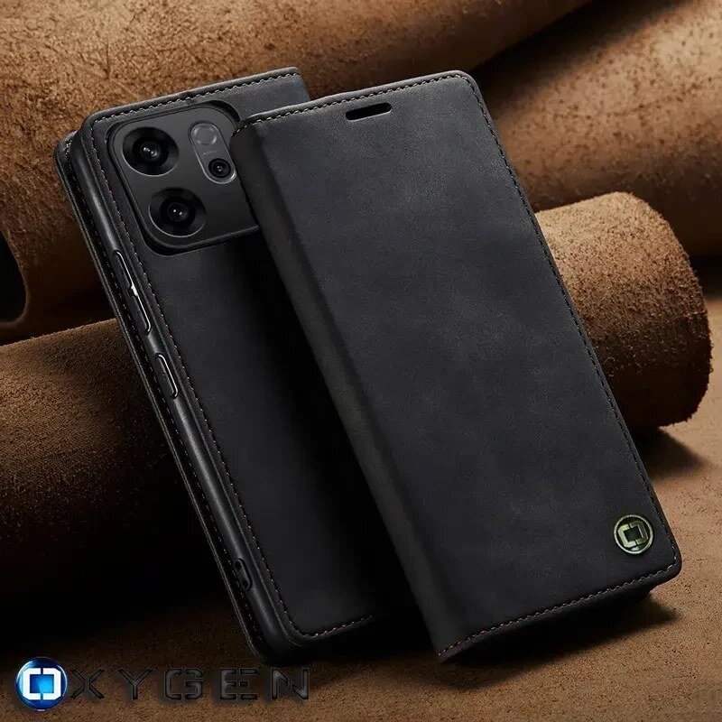 Na zdjęciu widoczne jest czarne etui na telefon z klapką, z logo OXYGEN w dolnym rogu. W tle znajdują się zwinięte kawałki materiału w kolorze brązowym.