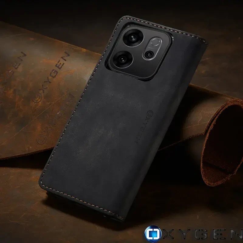 Czarne etui na telefon z trzema widocznymi obiektywami aparatu, leży na brązowej powierzchni z wytłoczonym napisem \'OXYGEN\'. W prawym dolnym rogu widoczne jest logo \'OXYGEN\'.