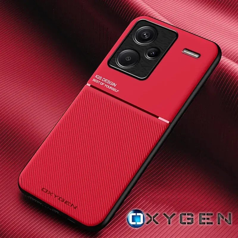 Czerwone etui na telefon z trzema otworami na aparat i napisem \'IQS DESIGN BEST OF YOURSELF\'. Na dole widoczny jest napis \'OXYGEN\'.